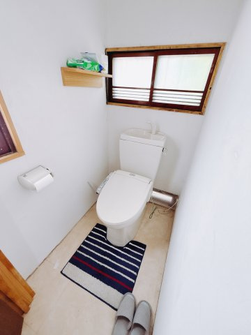 【中古戸建】高崎市東町のトイレ|■トイレ｜白を基調とした清潔感溢れるトイレです♪窓付きなので常に換気もでき、綺麗を保てます♪