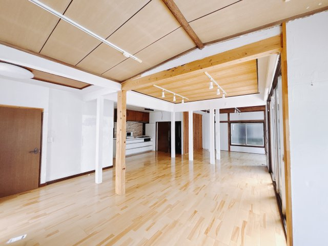 【中古戸建】高崎市東町の居間・リビング|■リビング｜大きい窓からあたたかいたっぷりの光が入ります♪開放的な空間で毎日をもっと快適に(*＾＾*)