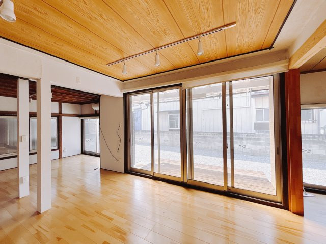【中古戸建】高崎市東町の洋室|■洋室｜ナチュラルカラーの床です。模様替えなどとても楽しく工夫できます♪陽当たり、風通しもとても良いので毎日快適な生活スタートです！子供部屋にも良いですね♪