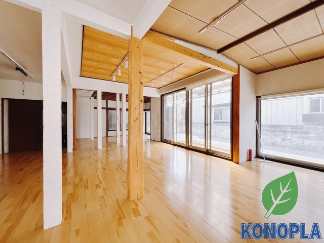 【中古戸建】高崎市東町の居間・リビング|■リビング｜陽当たり良好のリビングダイニング♪賃貸では叶わなかった、お友達とのホームパーティや大音量で映画やテレビを楽しむことができます(*^^*)