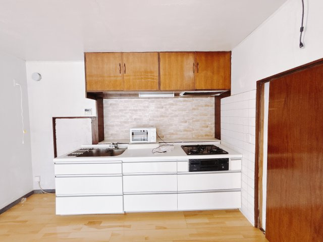【中古戸建】高崎市東町のキッチン|■キッチン｜ワークトップの幅が広く、お子様といっしょにお料理をつくったり、ちょっとしたパーティーも楽しめます。フラットなのでお掃除がしやすいのもポイントです♪