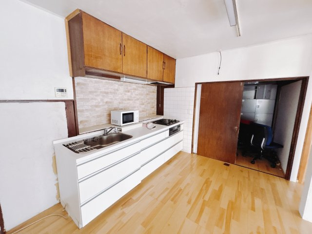 【中古戸建】高崎市東町のキッチン|■キッチン｜ワークトップ下には、圧力鍋やパスタ鍋などのかさばる調理器具もラクラク収納可能なスライド収納！ものが溢れがちなキッチン回りもスッキリきれいに管理ができます♪