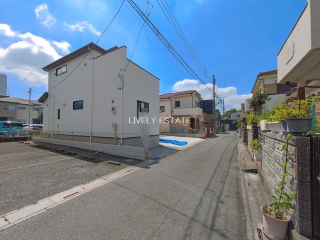 草加市新善町 新築分譲住宅の前面道路含む現地写真