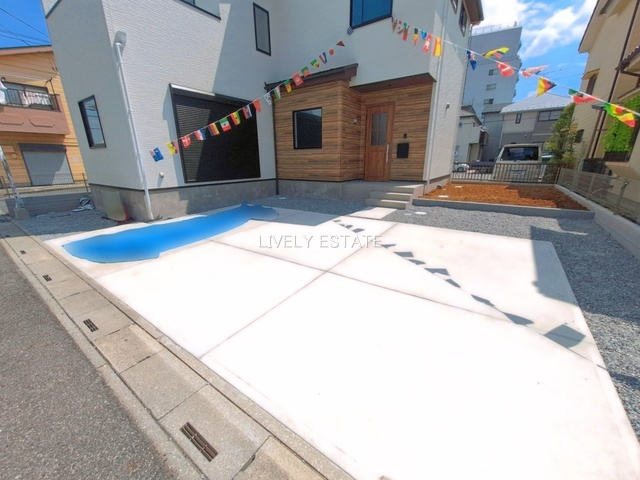 草加市新善町 新築分譲住宅の駐車場