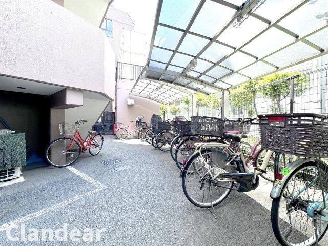 アドリーム西新井の駐輪場|ドキドキの新生活も、安心してスタート。ぴったりの住まいを見つけませんか？クランディアが一緒に住まい選びをサポートします‼　まずは、お気軽にお問合せください　＃クランディア
