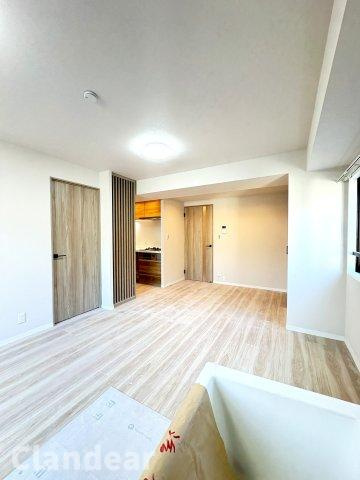 アドリーム西新井の居間・リビング|ドキドキの新生活も、安心してスタート。ぴったりの住まいを見つけませんか？クランディアが一緒に住まい選びをサポートします‼　まずは、お気軽にお問合せください　＃クランディア