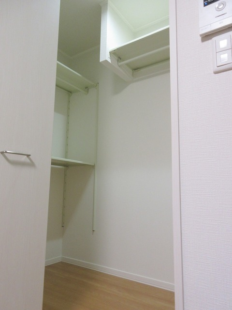ウィズハイム新横浜の収納|荷物が多くても安心　ウォークイン黒ぜって