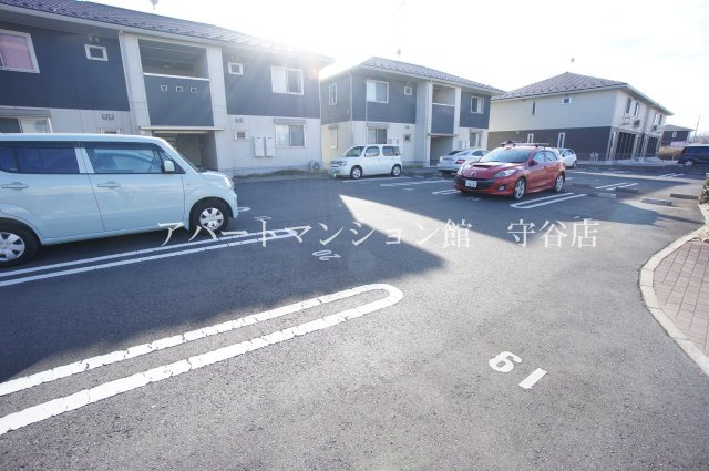 メゾン・ソレイユCの駐車場