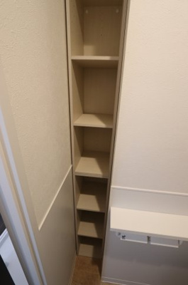 【トイレ】 | イーストハウスK | トイレにはちょっとした棚もあり予備の保管にも困りません