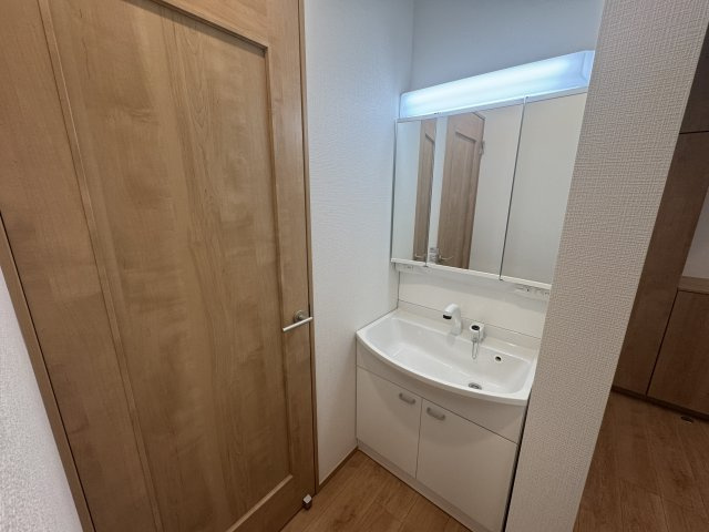 沖縄市知花（全5棟）C号棟の独立洗面台|C号棟　三面鏡付き洗髪洗面化粧台♪