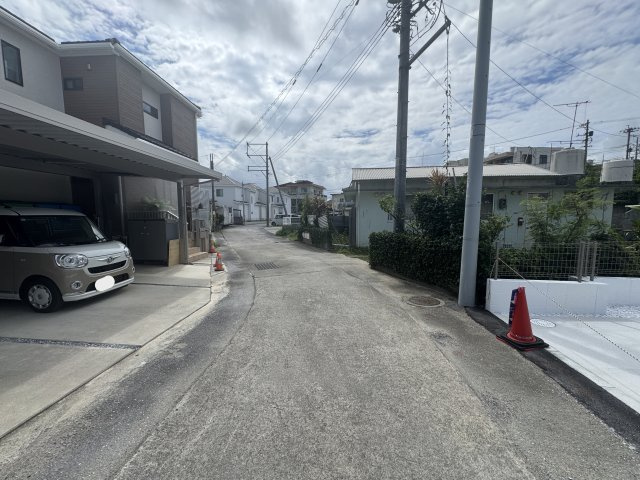 沖縄市知花（全5棟）C号棟の前面道路含む現地写真|※南側公道4.3m♪