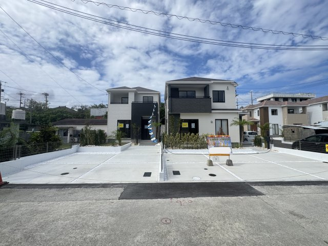 沖縄市知花（全5棟）C号棟の外観|C号棟　並列駐車3台完備♪素敵な植栽が映えなす♪