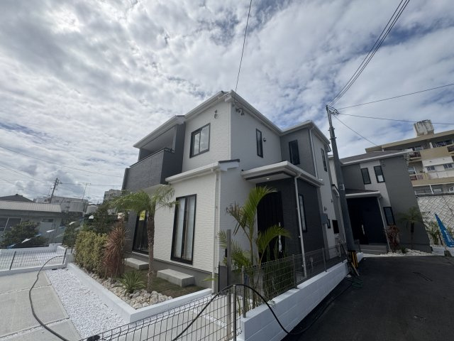 沖縄市知花（全5棟）C号棟の外観|C号棟　並列駐車3台完備♪素敵な植栽が映えなす♪