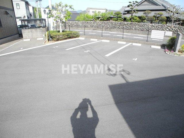 グレインスクエアⅢの駐車場