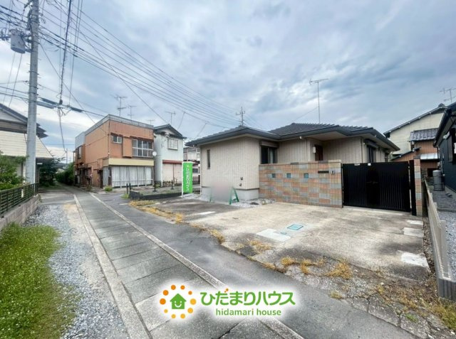 羽生市中央５丁目　中古一戸建ての前面道路含む現地写真