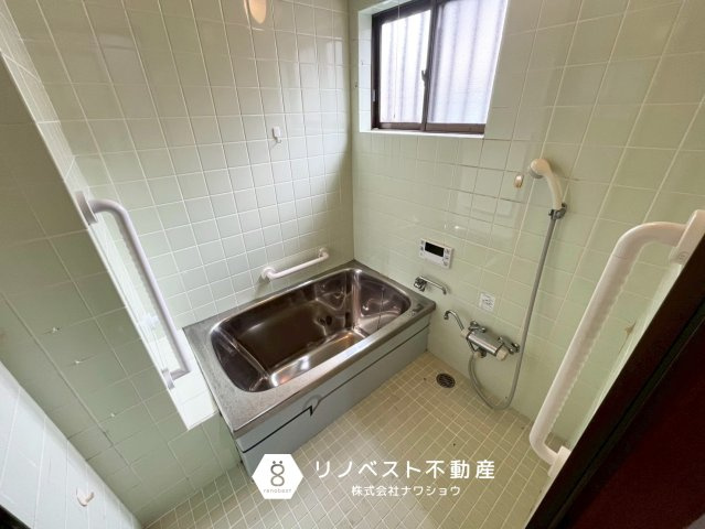 東大阪市新池島町1丁目の浴室|追い焚き機能付きの浴室♪
小窓付きなので換気もバッチリ◎