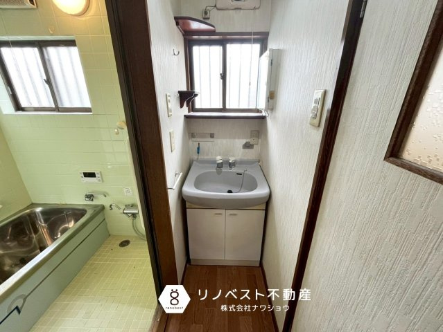 東大阪市新池島町1丁目の洗面所|浴室横には洗面スペース♪
窓が付いているので手元が明るいです◎