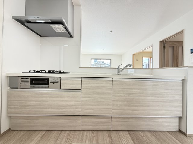 沖縄市知花（全5棟）D号棟のキッチン|D号棟　使いやすいシステムキッチン♪お勝手口付き♪（参考写真・E号棟）