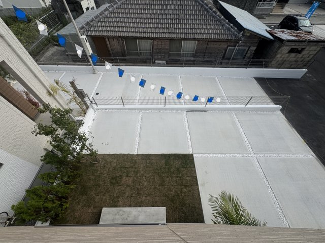 沖縄市知花（全5棟）D号棟の駐車場|D号棟　駐車3台可♪素敵な植栽付き♪