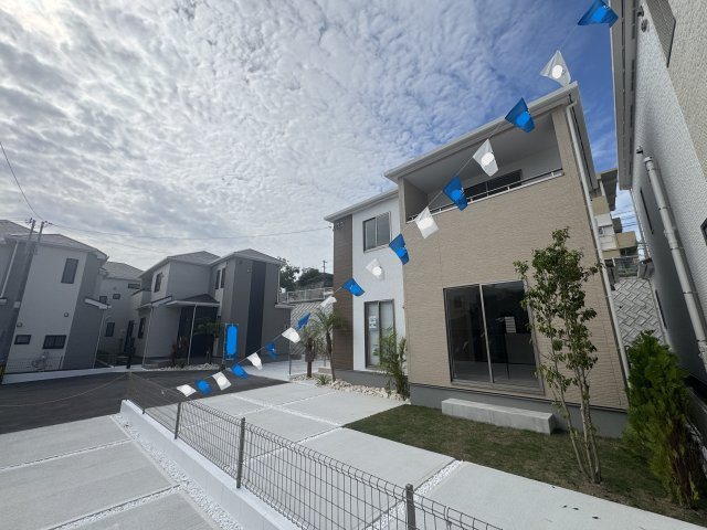 沖縄市知花（全5棟）D号棟の外観|D号棟　駐車3台可♪素敵な植栽付き♪
