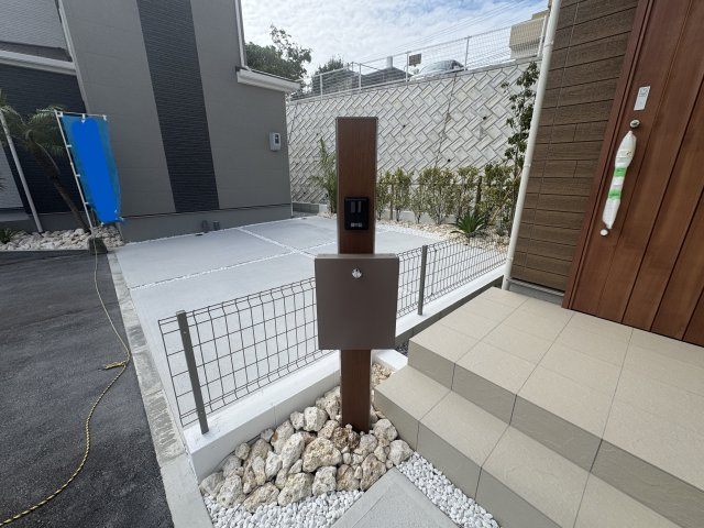 沖縄市知花（全5棟）D号棟の設備|D号棟　カメラ付きインターフォン＋便利なポスト付き♪