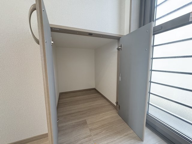 沖縄市知花（全5棟）D号棟の収納|D号棟　キッチン脇収納＋お勝手口付き♪