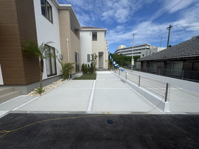 沖縄市知花（全5棟）D号棟の駐車場|D号棟　駐車3台可♪素敵な植栽付き♪