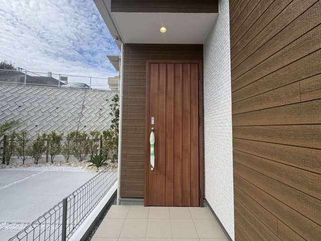 沖縄市知花（全5棟）D号棟の玄関|D号棟　スマートキー付き♪