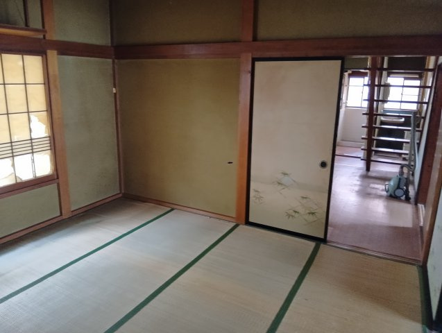 売土地　富士市今泉のその他|室内の様子です。建物付きの土地になります。現在ある建物をリフォームしてのご利用も可能です。