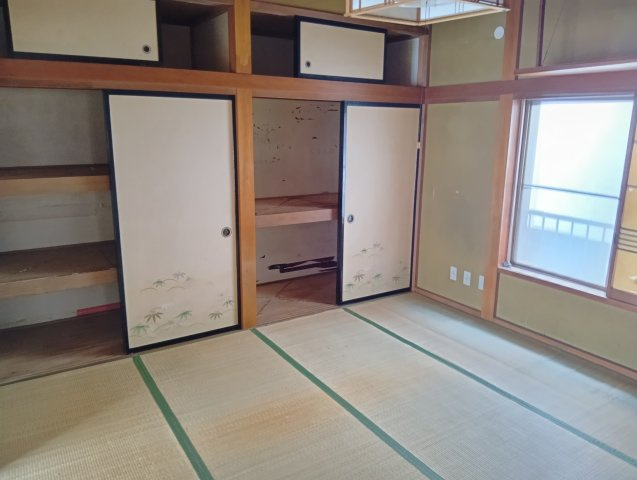 売土地　富士市今泉のその他|室内の様子です。建物付きの土地になります。現在ある建物をリフォームしてのご利用も可能です。