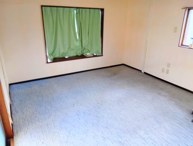 売土地　富士市今泉のその他|室内の様子です。建物付きの土地になります。現在ある建物をリフォームしてのご利用も可能です。