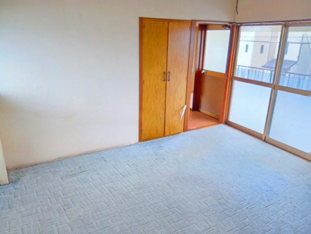 売土地　富士市今泉のその他|室内の様子です。建物付きの土地になります。現在ある建物をリフォームしてのご利用も可能です。