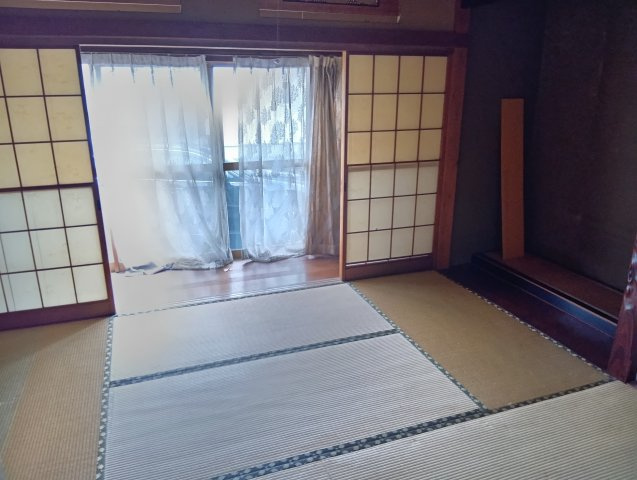 売土地　富士市今泉のその他|室内の様子です。建物付きの土地になります。現在ある建物をリフォームしてのご利用も可能です。