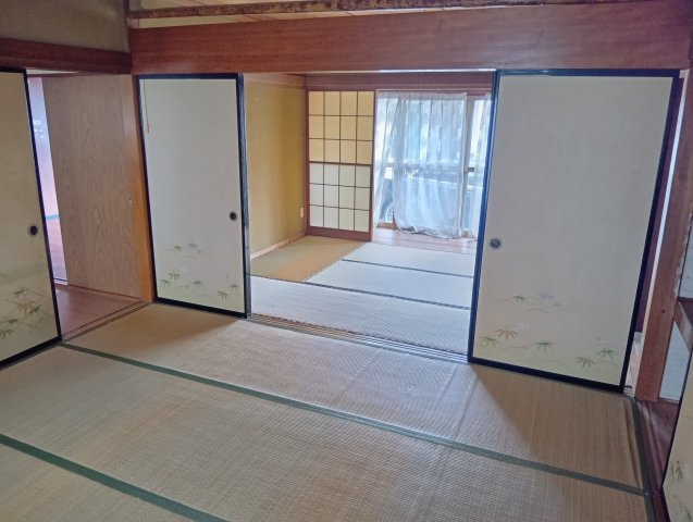 売土地　富士市今泉のその他|室内の様子です。建物付きの土地になります。現在ある建物をリフォームしてのご利用も可能です。