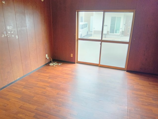 売土地　富士市今泉のその他|室内の様子です。建物付きの土地になります。現在ある建物をリフォームしてのご利用も可能です。
