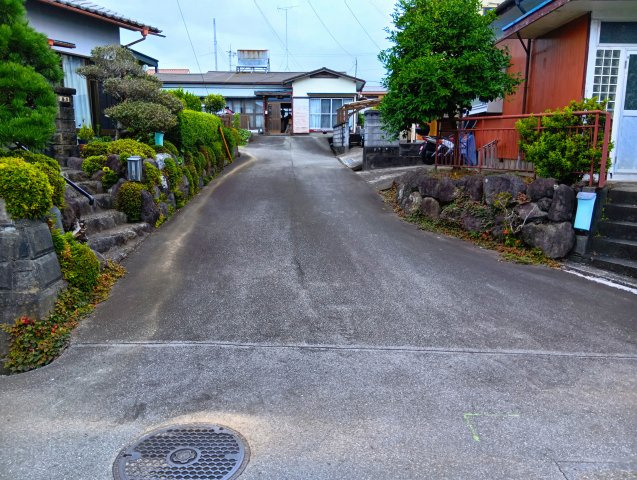 売土地　富士宮市万野原新田の前面道路含む現地写真|閑静な住宅地に位置しています。車通りが少ない穏やかな環境です。