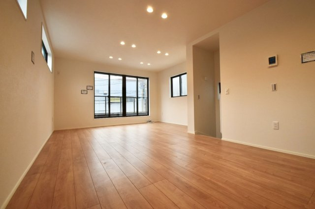 荒川区町屋6丁目　新築戸建　残3棟の居間・リビング|2026.07.12撮影

現地ご見学希望・資料請求などお気軽にお問い合わせ下さい！
03-5990-5201