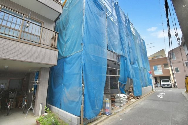 荒川区町屋6丁目　新築戸建　残3棟の前面道路含む現地写真|2026.07.12撮影

現地ご見学希望・資料請求などお気軽にお問い合わせ下さい！
03-5990-5201