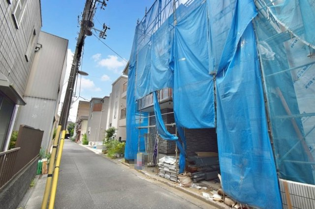 荒川区町屋6丁目　新築戸建　残3棟の前面道路含む現地写真|2026.07.12撮影

現地ご見学希望・資料請求などお気軽にお問い合わせ下さい！
03-5990-5201