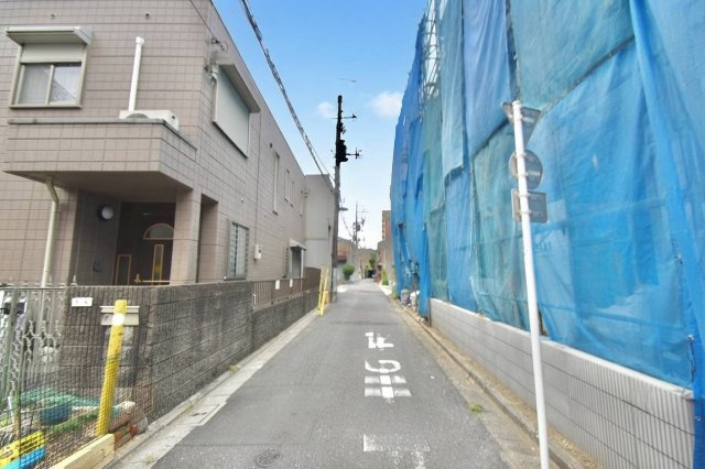 荒川区町屋6丁目　新築戸建　残3棟の前面道路含む現地写真|2026.07.12撮影

現地ご見学希望・資料請求などお気軽にお問い合わせ下さい！
03-5990-5201