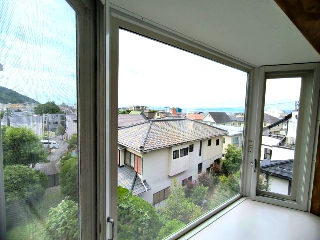 海見え！「葉山グリーンプラザ」5階　最上階の展望|室内から海を臨む