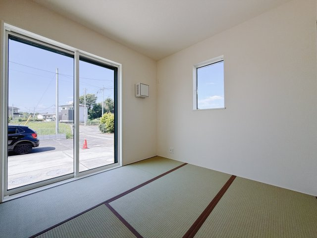 【新築戸建】藤岡市下栗須24-1期の和室|■1階和室｜意外と場所をとるアイロンがけや、お洗濯物を畳むときにも広々と使うことができ、ちょっと一休みしたいとき、すぐに横になれるのも魅力です♪