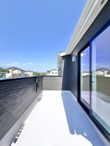 【新築戸建】藤岡市下栗須24-1期のバルコニー|■バルコニー｜普通のバルコニーより広い仕様のバルコニー。洗濯物やお布団だけでなく雨の日にたまった洗濯物はもちろん、プランターを置くことで家庭菜園も可能です♪
