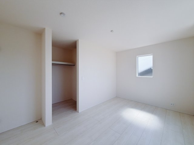 【新築戸建】藤岡市下栗須24-1期の寝室|■主寝室｜広い寝室ならインテリアも自由自在にお楽しみいただけます♪お外から帰ってきた後は寝室でゆっくり自分の時間をお過ごしください。