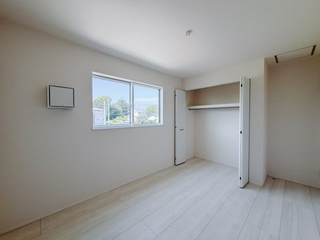 【新築戸建】藤岡市下栗須24-1期の洋室|■2階洋室｜お子様の一人部屋にピッタリな洋室。木のぬくもりを感じるフローリングは、天然木の味わいが時とともに深みを増していきます。また、傷にも強く、フリーワックスでお手入れもラクラクです♪
