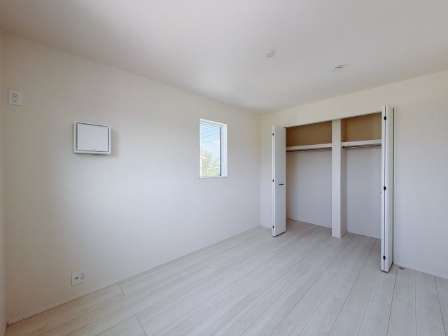 【新築戸建】藤岡市下栗須24-1期の洋室|■2階洋室｜ナチュラルカラーの床です。模様替えなどとても楽しく工夫できます♪陽当たり、風通しもとても良いので毎日快適な生活スタートです！子供部屋にも良いですね♪