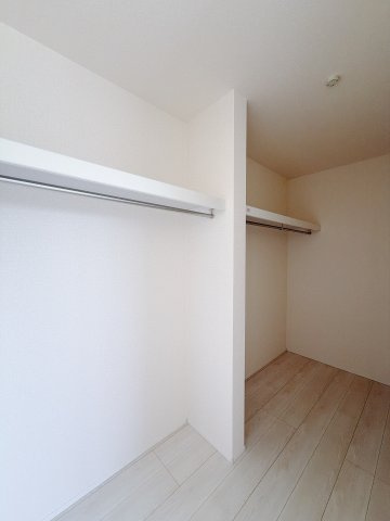【新築戸建】藤岡市下栗須24-1期の収納|■WIC｜お気に入りのお洋服もシワを作らずきれいに管理ができる夢のウォークインクローゼット！今お使いの収納ケースもスッポリそのまま収まる広さです♪