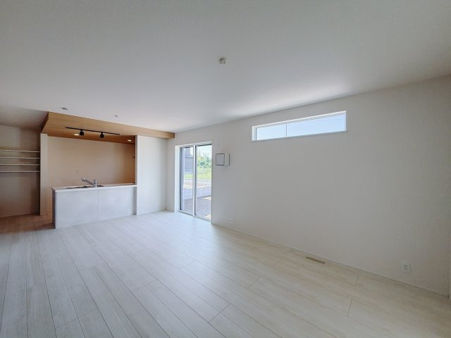 【新築戸建】藤岡市下栗須24-1期の居間・リビング|■リビング｜時の流れと共に陽射しは装いを変え空間に新たな彩りを与えます。一日中家に居ても飽きることなく過ごすことができる素敵な空間です♪