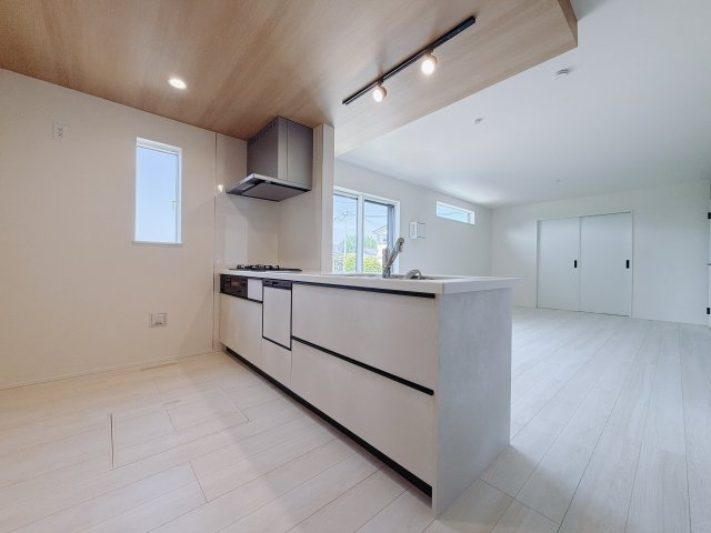 【新築戸建】藤岡市下栗須24-1期のキッチン|■キッチン｜ワークトップの幅が広く、お子様といっしょにお料理をつくったり、ちょっとしたパーティーも楽しめます。フラットなのでお掃除がしやすいのもポイントです♪