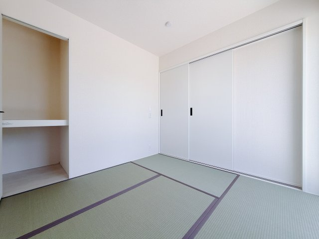 【新築戸建】藤岡市下栗須24-1期の和室|■1階和室｜和室でしか味わえない畳ならではの香りや素材で和のやすらぎを感じてください♪休日はお子様とお昼寝するのにも最適です！